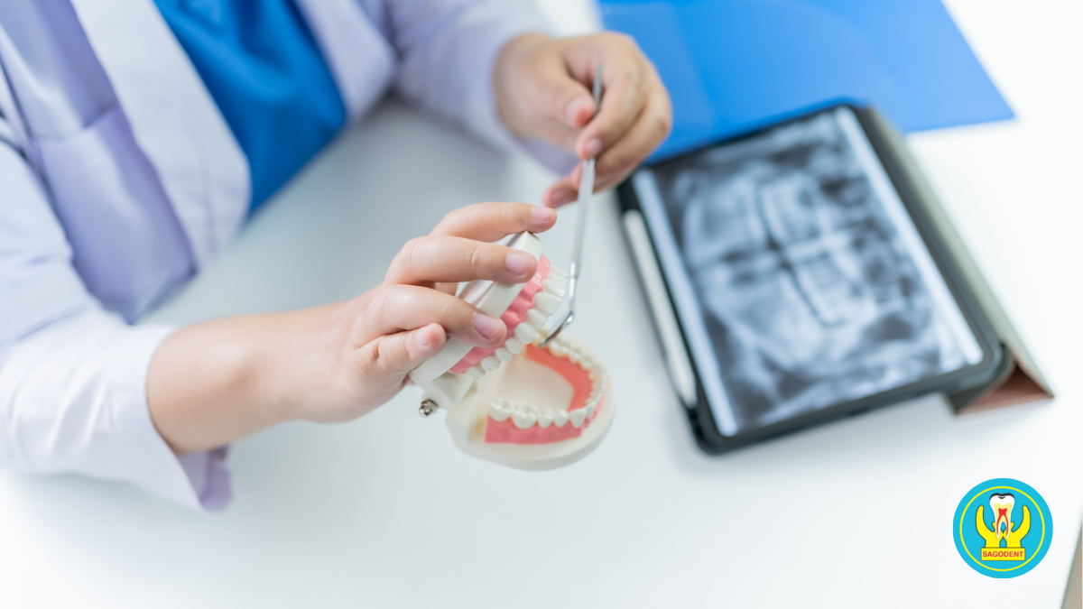 Bác sĩ đang mô phỏng nhổ răng khôn hàm dưới cho bệnh nhân trong môi trường vô trùng, giúp kiểm soát đau hiệu quả