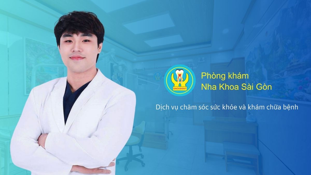 Bác sĩ nha khoa trẻ, tay nghề cao đang tư vấn điều trị cho bệnh nhân tại phòng khám Quận 5