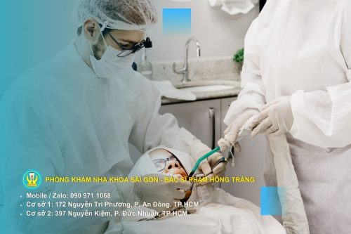 Bác sĩ đang thực hiện khâu vết thương bằng chỉ tự tiêu trên tay bệnh nhân để vết thương mau lành và không cần cắt chỉ sau này