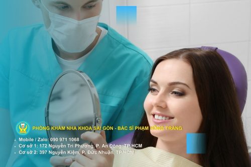 Bác sĩ tư vấn cho bệnh nhân về hàm duy trì cố định