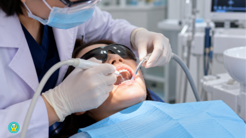 Bác sĩ cạo vôi răng bằng máy siêu âm tại Nha Khoa Sài Gòn TPHCM